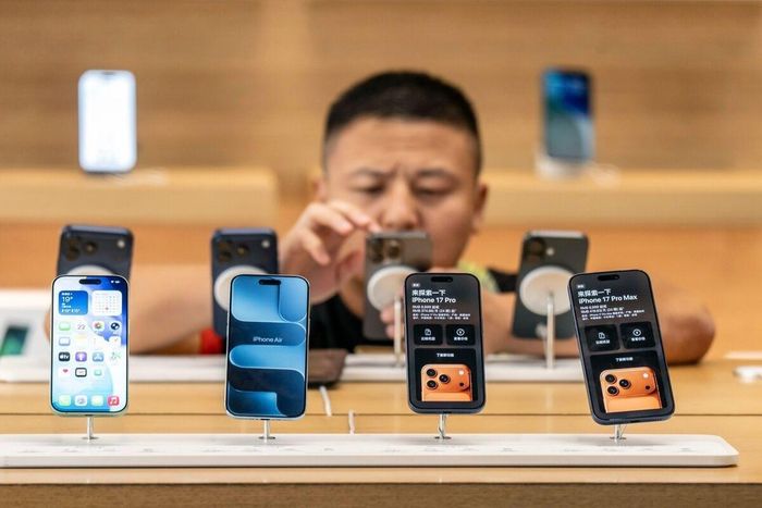 Người dùng trải nghiệm iPhone tại cửa hàng Apple. Ảnh: Bloomberg.
