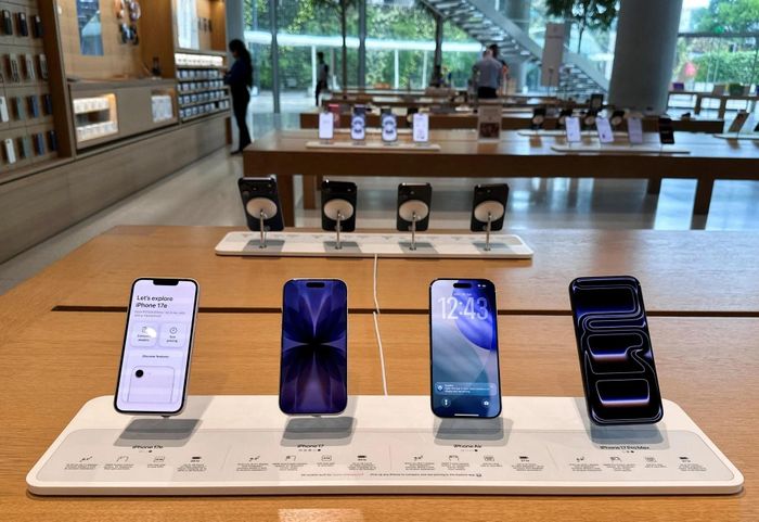 Các mẫu iPhone trưng bày trong cửa hàng của Apple. Ảnh: Reuters.