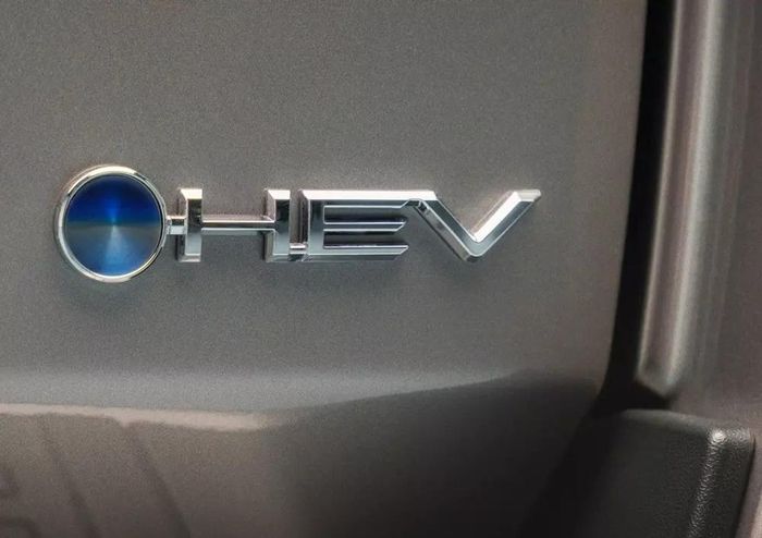 Logo HEV xuất hiện ở đuôi xe. Ảnh: Toyota.