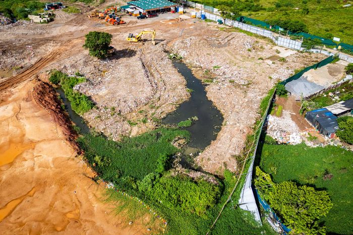  Quá trình triển khai Depot Xuân Đỉnh từng gặp không ít khó khăn do khu vực này chủ yếu là đất nông nghiệp xen lẫn nhiều ao hồ. Công tác xử lý nền đất và chuẩn bị mặt bằng được tiến hành trước khi thi công các hạng mục chính. 