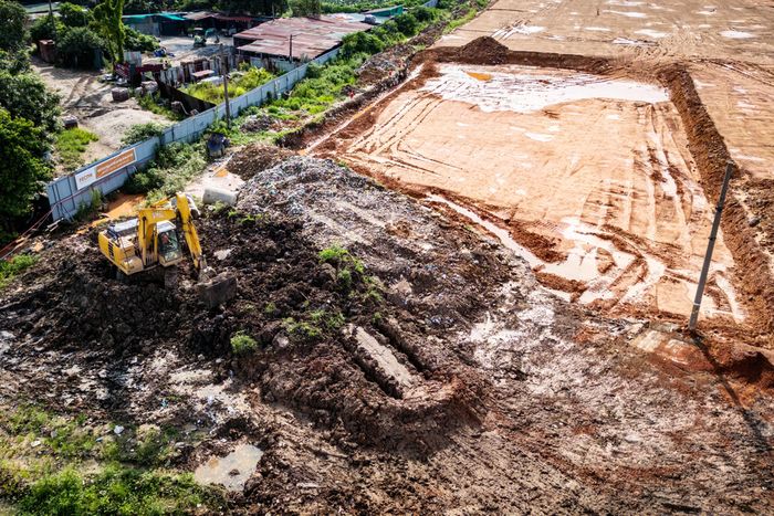 Đơn vị thi công đang tiến hành đầm nén nền sau khi hoàn tất san lấp mặt bằng, chuẩn bị cho các hạng mục thi công lớn sắp tới. 