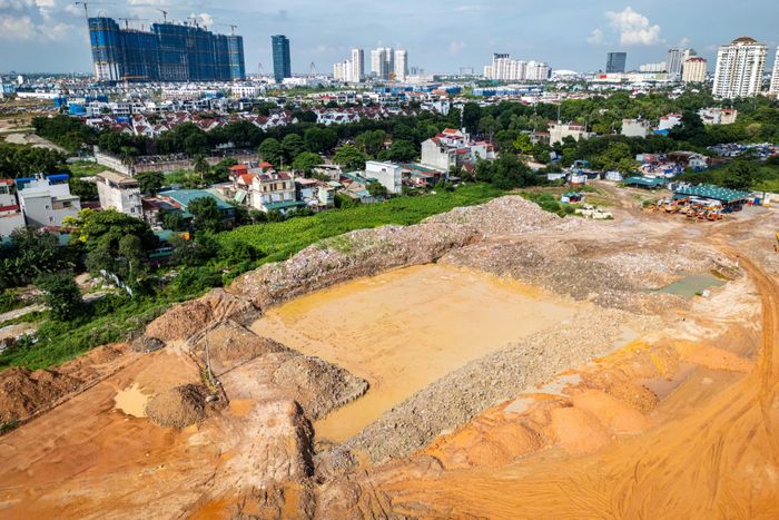  Về hạ tầng kỹ thuật, dự án sử dụng 10 đoàn tàu, mỗi đoàn 4 toa, tốc độ thiết kế tối đa 110 km/h đối với đoạn trên cao và 80 km/h đối với đoạn đi ngầm. 