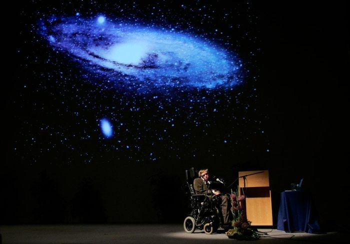  Nhà vật lý Stephen Hawking, người đã nỗ lực giải thích một số câu hỏi phức tạp nhất của cuộc sống. Ảnh: Reuters. 