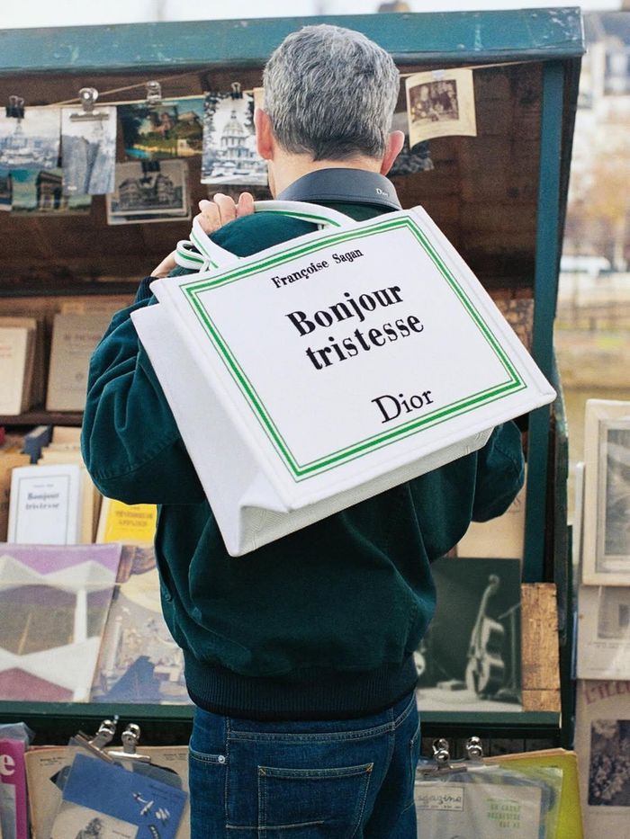  Những chiếc túi Book Tote in bìa các tác phẩm kinh điển được Dior chính thức bán ra thị trường vào tháng 1 năm nay. Ảnh: Dior. 