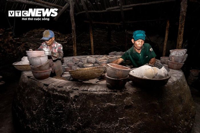  Qua ống kính chân thực của các nhiếp ảnh gia, bức tranh lao động ở làng muối Tuyết Diêm hiện lên đầy sống động, khắc họa rõ sự nhọc nhằn của nghề truyền thống trăm tuổi, đồng thời tôn vinh tinh thần bền bỉ bám nghề của những diêm dân đã dành trọn cuộc đời gắn bó với hạt muối. 