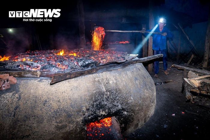  Để mẻ muối chín đều, diêm dân phải luôn giữ ngọn lửa cháy ổn định dưới các chậu muối. Khi than củi bên dưới đã rực hồng, họ nhanh tay xúc than phủ ngược lên mặt lò, giúp nhiệt lan tỏa đều từ trên xuống dưới. Dưới ánh đèn neon leo lét, ánh lửa hồng hòa cùng làn khói mặn đặc quánh. Trong không gian hầm hập hơi nóng, những người làm muối luôn tay, luôn chân, mồ hôi thấm đẫm áo. 