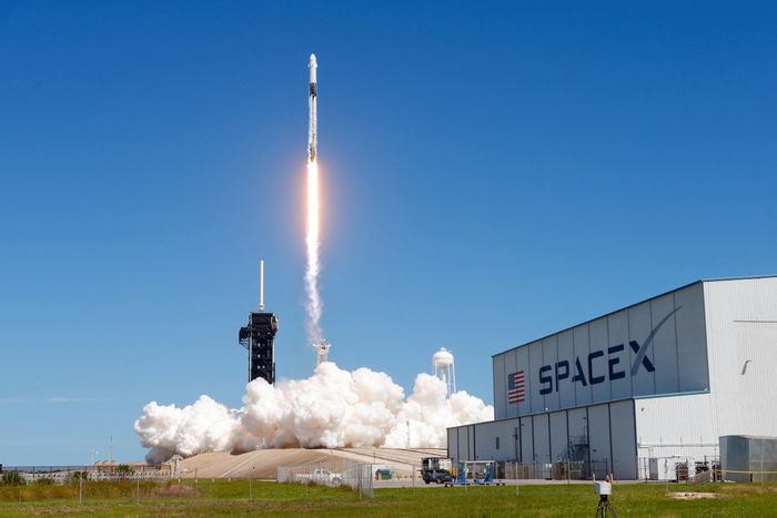  Đầu tháng 7/2026, ông Musk cũng không loại trừ khả năng 2 công ty có thể hợp nhất trong tương lai. Ông cho rằng hoạt động giữa Tesla và SpaceX ngày càng có nhiều điểm giao thoa. 