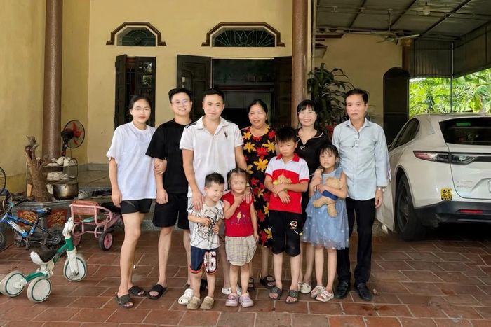  Khoảnh khắc đoàn tụ của đại gia đình. Chị Lý (áo đen) bên bố (ngoài cùng bên phải), vợ sau của bố (áo hoa), hai em cùng cha khác mẹ (áo trắng, đen) cùng các con, cháu.