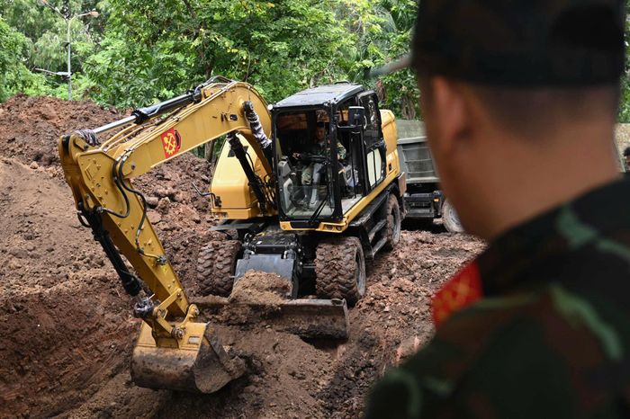 Đơn vị tìm kiếm đang mở rộng rãnh mộ B. Ảnh: Hoài Bảo.