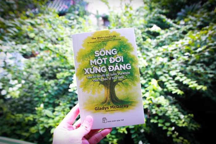 Cuốn sách Sống một đời xứng đáng của bác sĩ Gladys McGarey. Ảnh: NXB Trẻ.