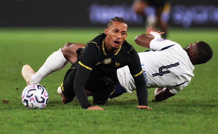 Chelsea áp đảo trong hiệp hai nhưng không tận dụng được lợi thế hơn người.