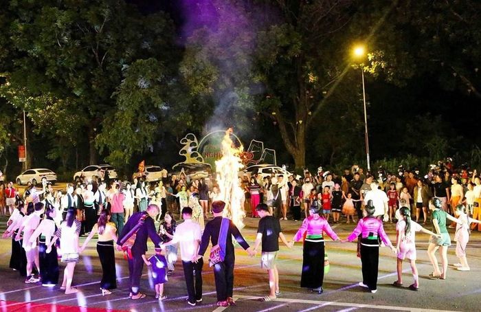 Điểm nhấn níu chân du khách chính là màn đại xòe đoàn kết. Hàng trăm người dân và du khách đã cùng nắm tay nhau hòa vào những điệu xòe cổ truyền thống, tạo nên không khí sôi động, gắn kết. Xòe Thái- di sản văn hóa phi vật thể đại diện của nhân loại đã thực sự vượt ra khỏi sân khấu để trở thành sợi dây kết nối cộng đồng.