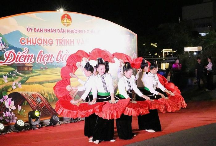 Khán giả đã thực sự say lòng với các tiết mục Cánh bướm mùa xuân, Khăn piêu Mường Lò, Hương sắc bản em, Sắc piêu, Xuân về bản em cùng những màn tấu khèn bè, đàn tính, khắp Thái ca ngợi Đảng, Bác Hồ và quê hương.