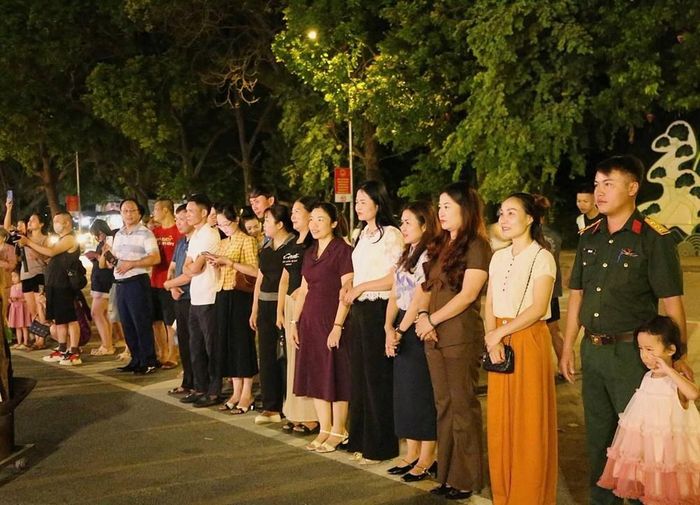 Theo kế hoạch, Chương trình “Điểm hẹn bản sắc Lào Cai” sẽ được tổ chức định kỳ tại Quảng trường Golden Field với các chủ đề: “Âm vang núi rừng Khơ Mú” vào ngày 29.8, “Hương sắc Mường” vào ngày 25.9, “Vũ điệu Tây Bắc” vào ngày 30.10, “Giai điệu đại đoàn kết” vào ngày 28.11 và “Chào năm mới” vào ngày 31.12.