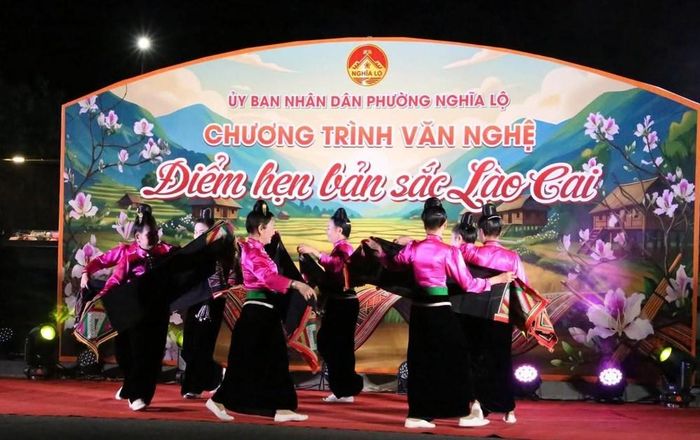 Tại Quảng trường Golden Field, trong không gian đậm đà bản sắc, các tiết mục ca, múa, nhạc đặc sắc do CLB Bảo tồn tri thức bản địa, các đội văn nghệ tổ dân phố cùng các nghệ nhân, hạt nhân văn nghệ quần chúng biểu diễn đã giới thiệu trọn vẹn giá trị văn hóa truyền thống của đồng bào dân tộc Thái.