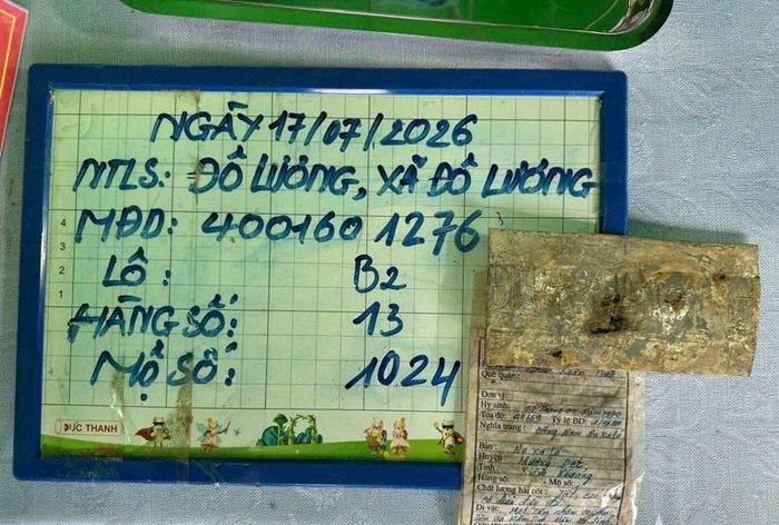Tấm nhôm và phiếu thông tin tìm thấy mang tên Đinh Xuân Tình