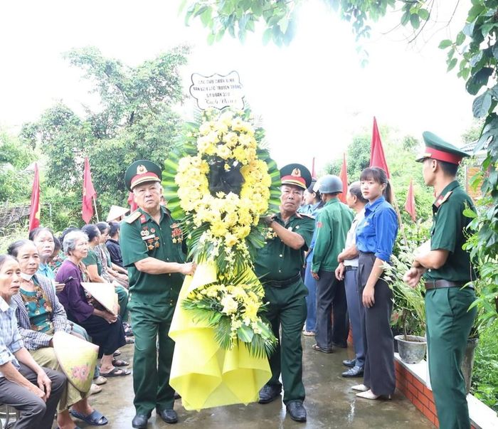 Các cựu chiến binh Ban Liên lạc truyền thống Sư đoàn 320 khu vực Nghệ An - Hà Tĩnh nghiêng mình tiễn biệt người đồng đội đã hy sinh ở tuổi 19. Ảnh: Hoa Lý