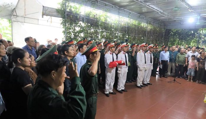 Đảng bộ, chính quyền, nhân dân xã Kim Liên và những người đồng đội năm xưa trong Ban Liên lạc truyền thống Sư đoàn 320 khu vực Nghệ An - Hà Tĩnh xúc động tiễn biệt liệt sĩ Trương Mạnh Tuân