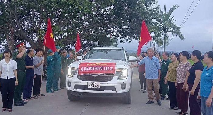 Xe đưa dón hài cốt Liệt sỹ trở về quê hương