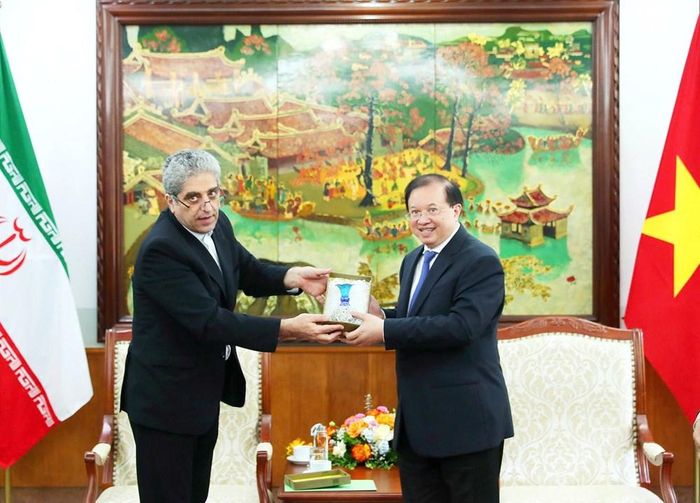 Đại sứ Akbar Ghasemi Ali Abadi tặng quà lưu niệm Thứ trưởng Tạ Quang Đông