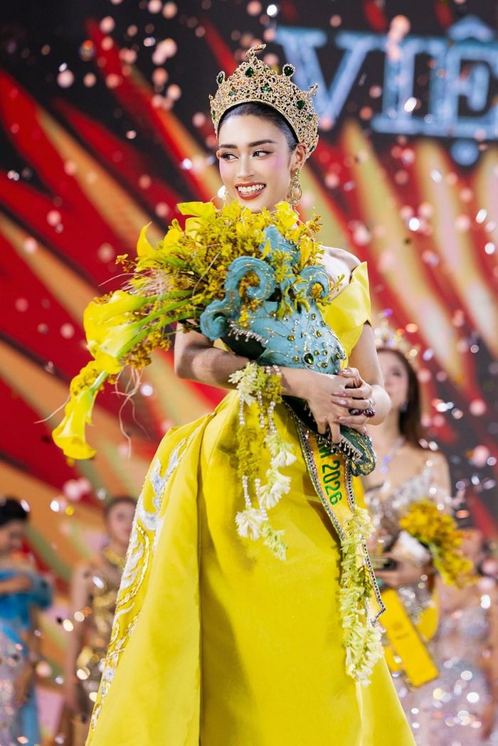 Giải Thuyết trình về hòa bình được trao cho Emoura Phạm, người đẹp đồng thời đăng quang Miss Grand Vietnam 2026