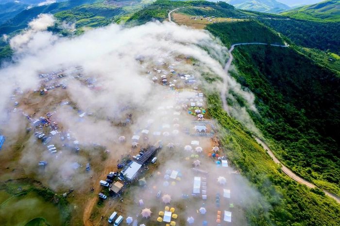 Biển mây bồng bềnh trên Thảo nguyên Bùi Hui – điểm nhấn thu hút du khách đến với miền núi Quảng Ngãi
