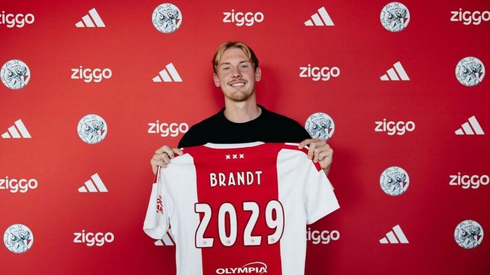 Julian Brandt cập bến Ajax