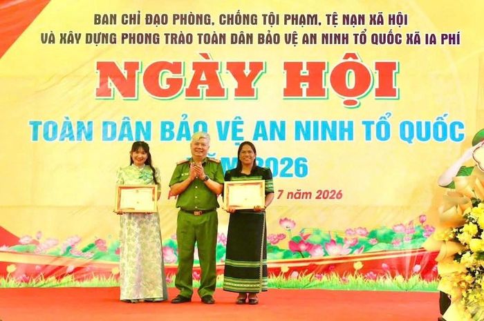 Lãnh đạo Công an tỉnh Gia Lai trao Giấy khen cho các tập thể tiêu biểu trong phong trào Toàn dân bảo vệ an ninh Tổ quốc