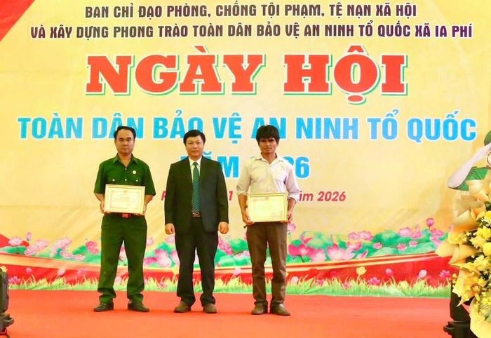 Các tập thể tiêu biểu trong công tác giữ gìn an ninh, trật tự ở cơ sở nhận Giấy khen của UBND xã Ia Phí
