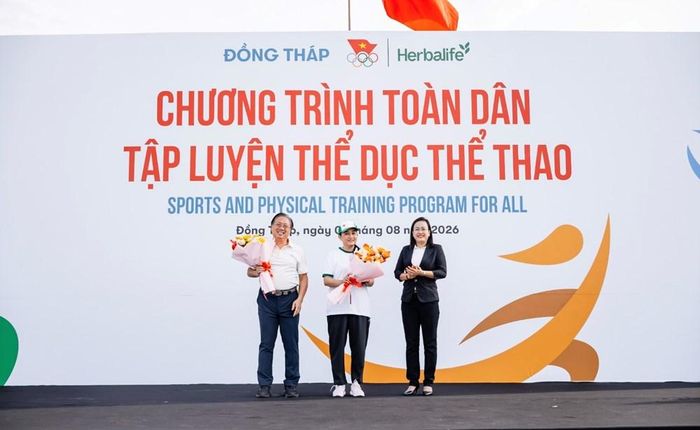 Ban tổ chức tặng hoa tri ân các đơn vị đồng hành