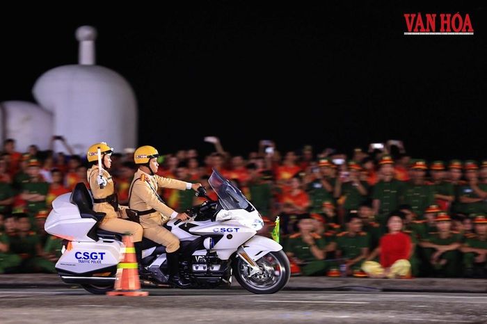 Khán giả được chứng kiến kỹ thuật chạy ziczac một hàng của lực lượng CSGT Hà Nội và TP Hồ Chí Minh - bài tập cơ bản nhưng yêu cầu người điều khiển phải giữ thăng bằng tốt, phối hợp linh hoạt giữa tay ga, côn và phanh