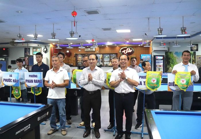 Lãnh đạo Sở VHTTDL và Trung tâm Dịch vụ thi đấu thể thao tỉnh Khánh Hòa tặng cờ động viên các đội tham gia thi đấu
