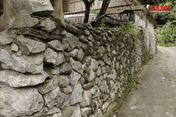 Tường rào đá đặc trưng của đồng bào người Mông
