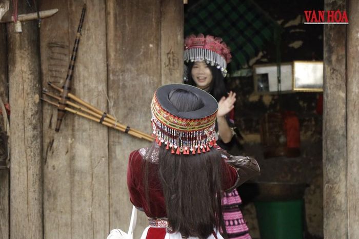Du khách tìm tới tham quan, chụp ảnh kỷ niệm