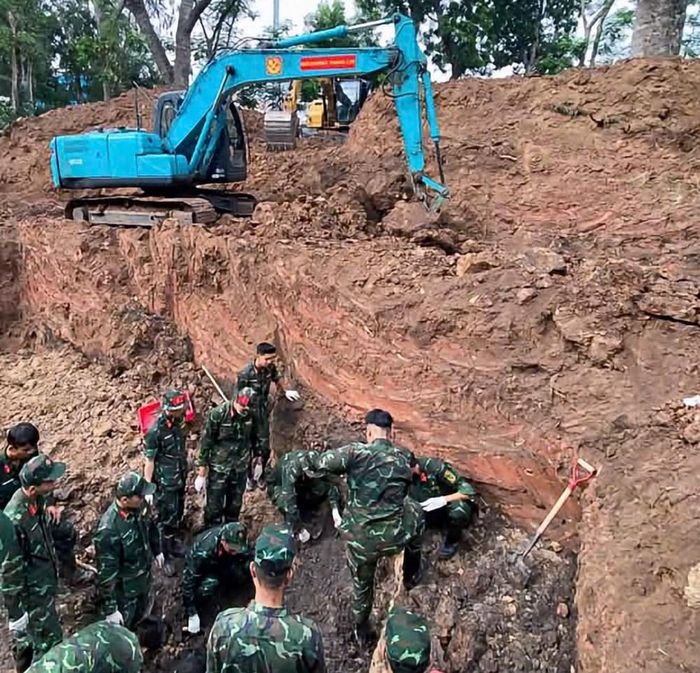 Bộ Tư lệnh TP.HCM huy động 3 cuốc và 1 xe ben phục vụ tìm kiếm hài cốt liệt sĩ tại Công viên Lê Thị Riêng