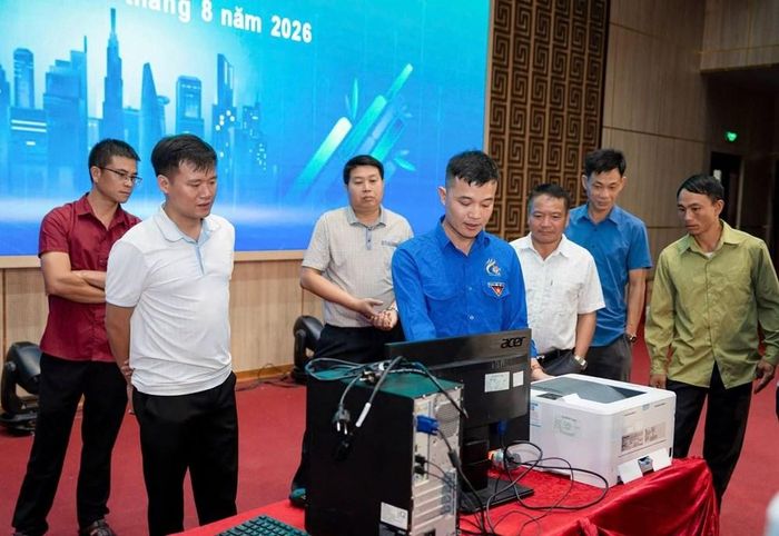Hướng dẫn cán bộ thôn, bản xã Tuần Giáo vận hành, sử dụng thiết bị được trao tặng