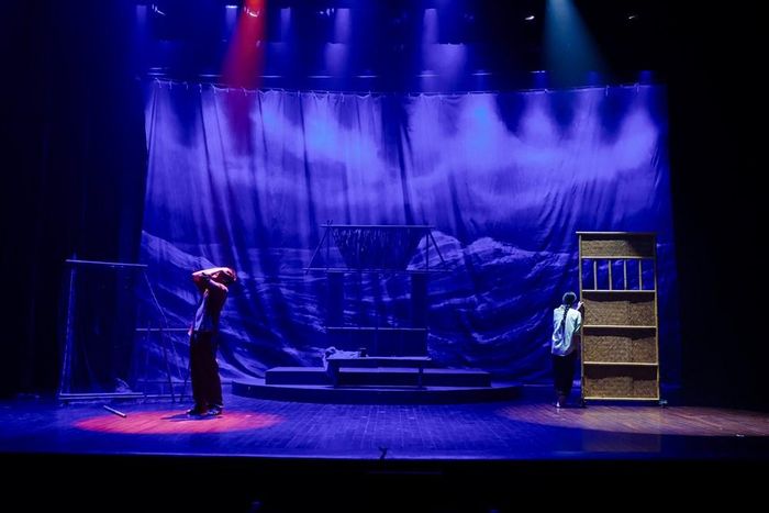 Vở kịch xoáy sâu vào những xung đột nội tâm và bi kịch của mỗi số phận