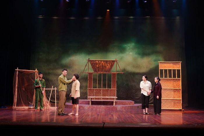 Vở kịch "Biển khát" đặt ra những câu hỏi về sự bao dung, tha thứ và hàn gắn
