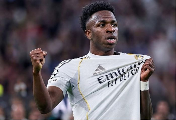 Chân sút sinh năm 2000 có hợp đồng với Real Madrid đến năm 2027