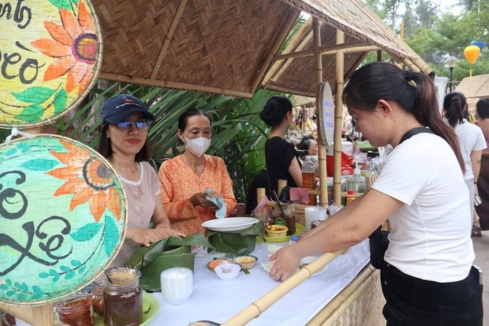 Các gian hàng ẩm thực, sản phẩm OCOP và sản phẩm đặc trưng địa phương