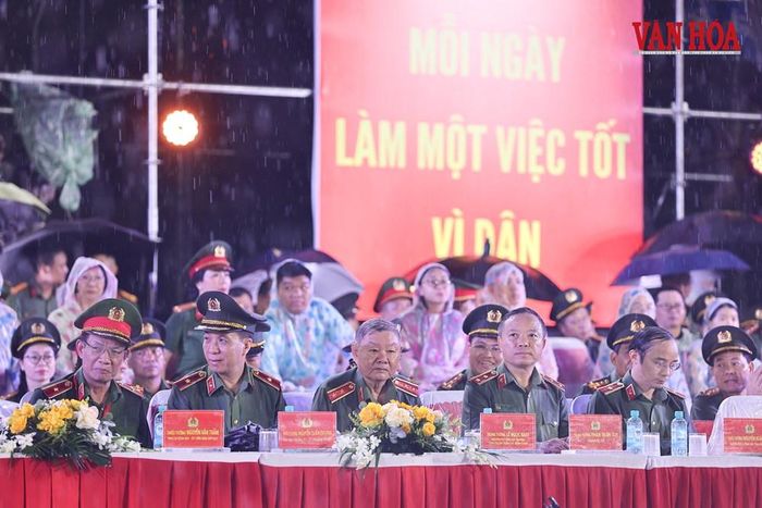 Các đại biểu tham dự lễ khai mạc tối 1.8