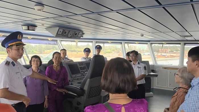Đồng chí Thượng úy Trần Quốc Khánh, Phó Thuyền trưởng Tàu CSB 8002 giới thiệu với Đoàn về chức năng, nhiệm vụ của Tàu