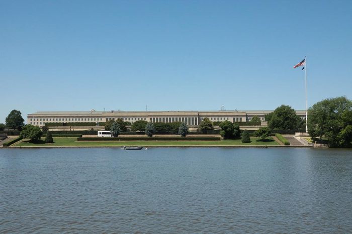 Lầu Năm Góc, trụ sở Bộ Chiến tranh Mỹ, nằm bên bờ sông Potomac tại Arlington, bang Virginia, là một điểm nhấn kiến trúc gắn với cảnh quan đô thị và lịch sử phát triển của khu vực