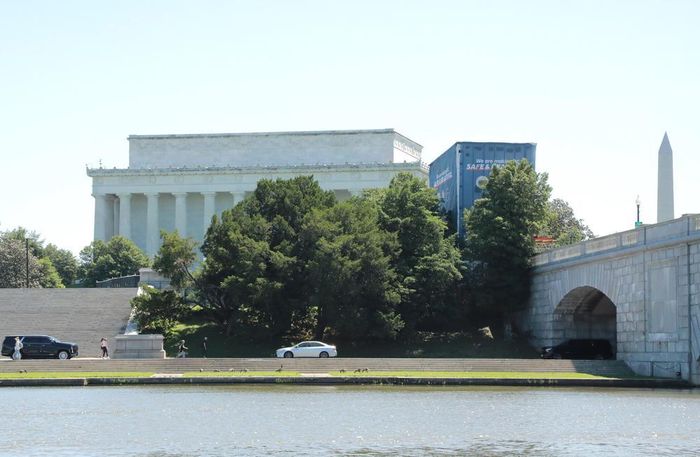 Đài tưởng niệm Lincoln soi bóng bên mặt nước Potomac, tạo nên một trong những góc nhìn biểu tượng của thủ đô Mỹ