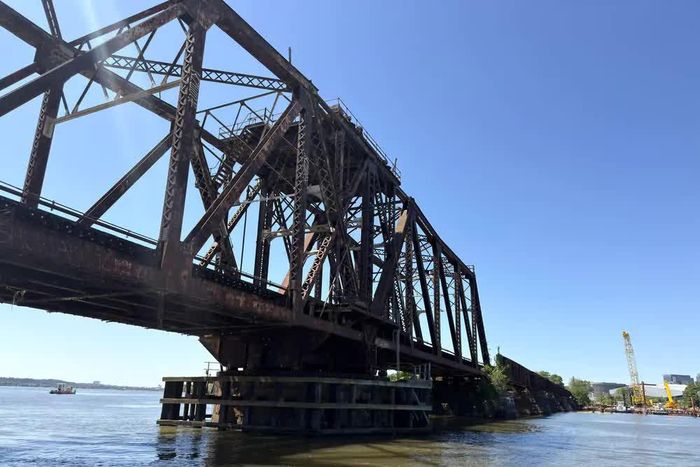 Cầu đường sắt cổ bắc qua sông Potomac là dấu tích của một thời kỳ phát triển giao thông lâu đời, được gìn giữ như một phần trong cảnh quan lịch sử của khu vực thủ đô Washington D.C.