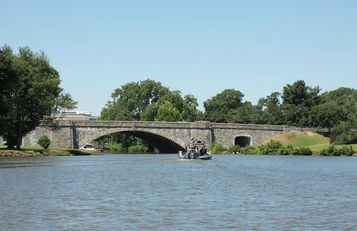 Cầu đá cổ nằm trong không gian ven sông Potomac mang vẻ đẹp kiến trúc vượt thời gian, được bảo tồn như một phần di sản cảnh quan gắn với lịch sử phát triển của thủ đô Washington D.C.