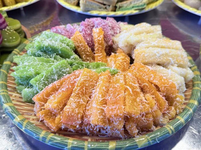 Bánh tằm khoai mì được làm từ khoai mì bào sợi, hấp chín và phủ nước cốt dừa, là món bánh dân gian mang hương vị mộc mạc, đặc trưng của Nam Bộ. Ảnh: Thanh Sang-TTXVN