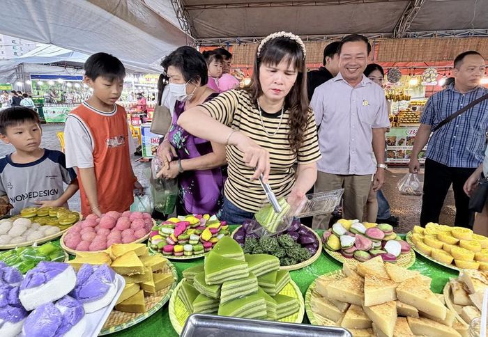 Không gian Ngày hội Bánh dân gian Nam Bộ - An Giang 2026 thu hút đông đảo người dân và du khách đến tham quan, trải nghiệm. Ảnh: Thanh Sang- TTXVN