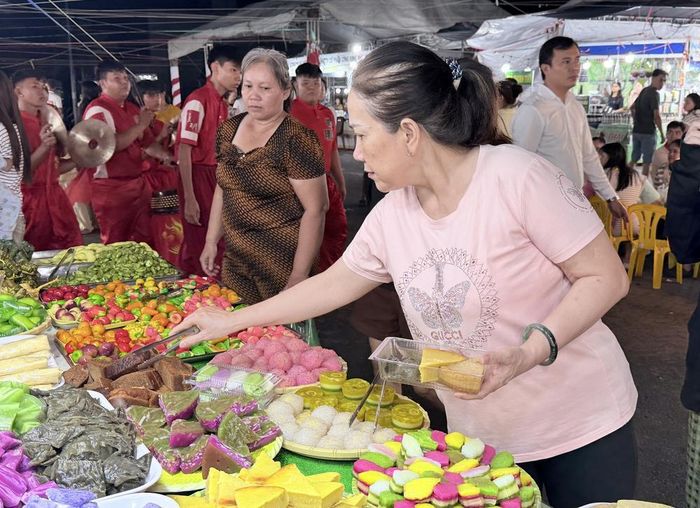 Du khách thưởng thức các loại bánh dân gian đặc trưng của vùng Nam Bộ tại ngày hội. Ảnh: Thanh Sang- TTXVN