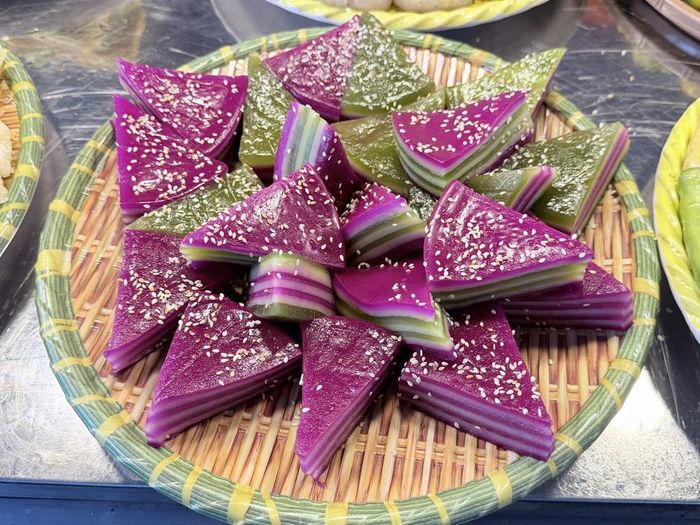Bánh da lợn khoai môn hấp dẫn với nhiều lớp bánh dẻo mềm, hòa quyện vị béo của nước cốt dừa và khoai môn. Ảnh: Thanh Sang- TTXVN